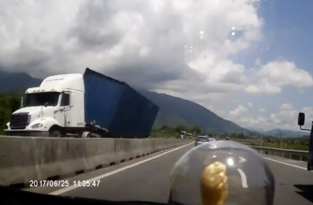 Xe ô tô Ford BKS 47A-105.59 đi ngược chiều dẫn đến tai nạn cho xe container và xe máy - Ảnh Internet